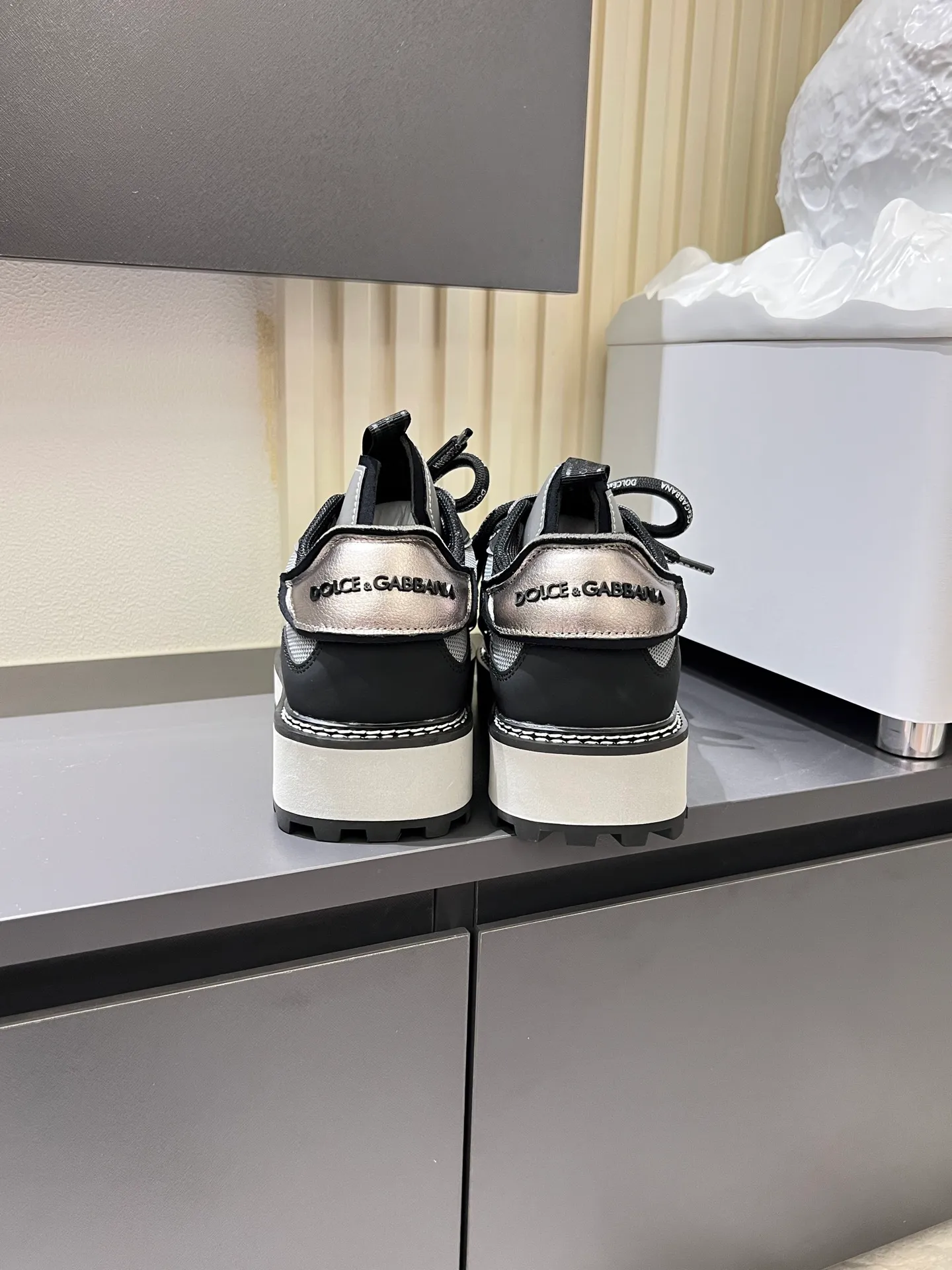 Men's men's shoes💰p640 Dolce&Gabbana/Dolce & Gabbana men's new casual sports shoes This sneaker is made of multiple materials. The nylon fabric upper is integrated with glossy leather, suede leather and rubber elements, and is decorated with reflective details. It has a silk-screen logo and a dual design of thick round and flat laces. It has a square toe, rubber foam midsole and gear pattern rubber composite sole decorated with the iconic "DG" logo. The shoe body is decorated with three-dimensional labels with the brand logo in many places. The style is fashionable and elegant, and the unique design is presented in a dazzling and modern new language. The fabric lining is paired with logo cowhide feet for a stylish and stylish look! Comes with a full set of packaging! Size: 38-44 leather shoe size (45.46 can be customized but does not support returns)